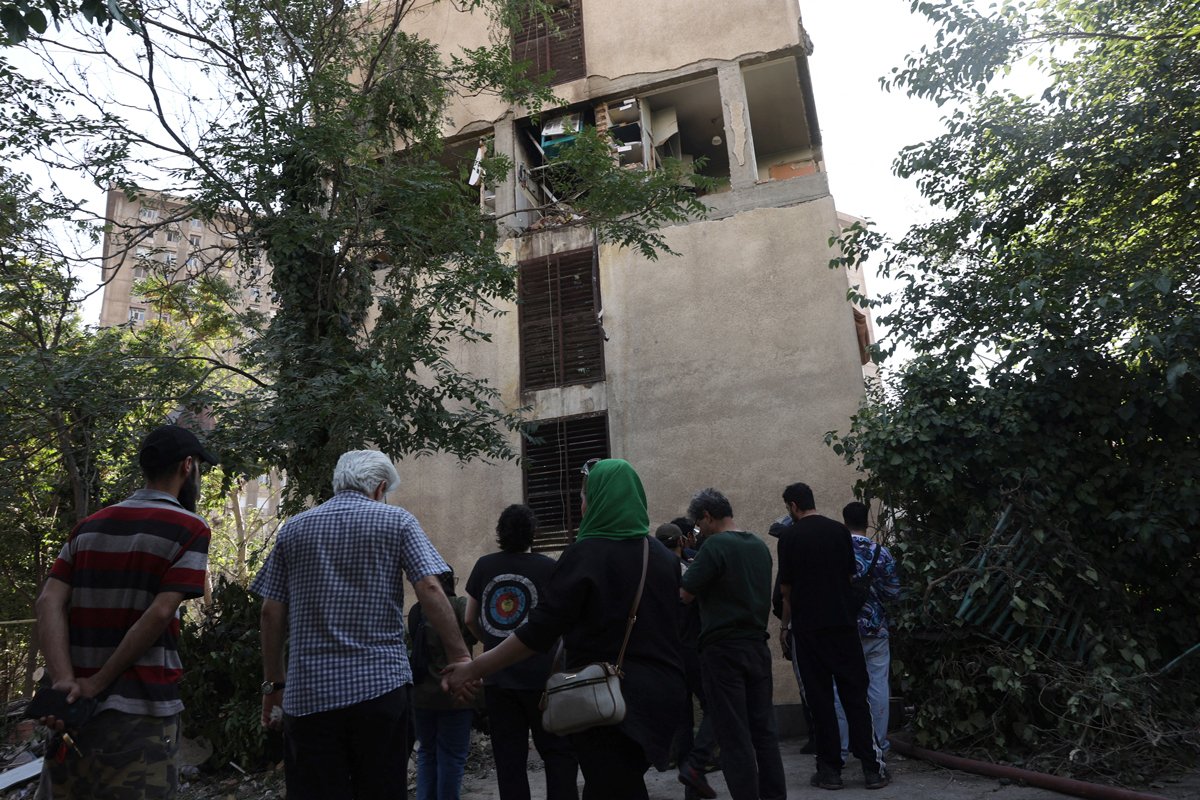 Местные жители собираются у повреждённого израильскими ударами здания, Тегеран, Иран, 13 июня 2025 года. Фото: Majid Asgaripour / WANA / Reuters / Scanpix / LETA