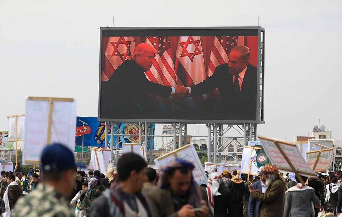 Рекламный щит с изображением президента США Дональда Трампа и премьер-министра Израиля Биньямина Нетаньяху во время акции протеста против Соединенных Штатов в Сане, Йемен, 25 апреля 2025 года. Фото: Yahya Arhab / EPA-EFE