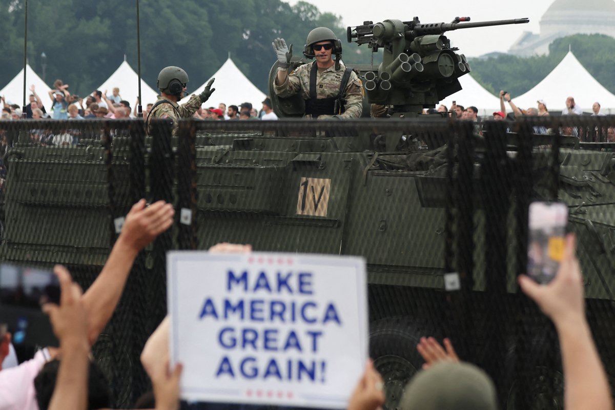 Военнослужащий армии США машет рукой зрителям во время военного парада в честь 250-летия Армии США, Вашингтон, округ Колумбия, 14 июня 2025 года. Фото: Evelyn Hockstein / Reuters / Scanpix / LETA