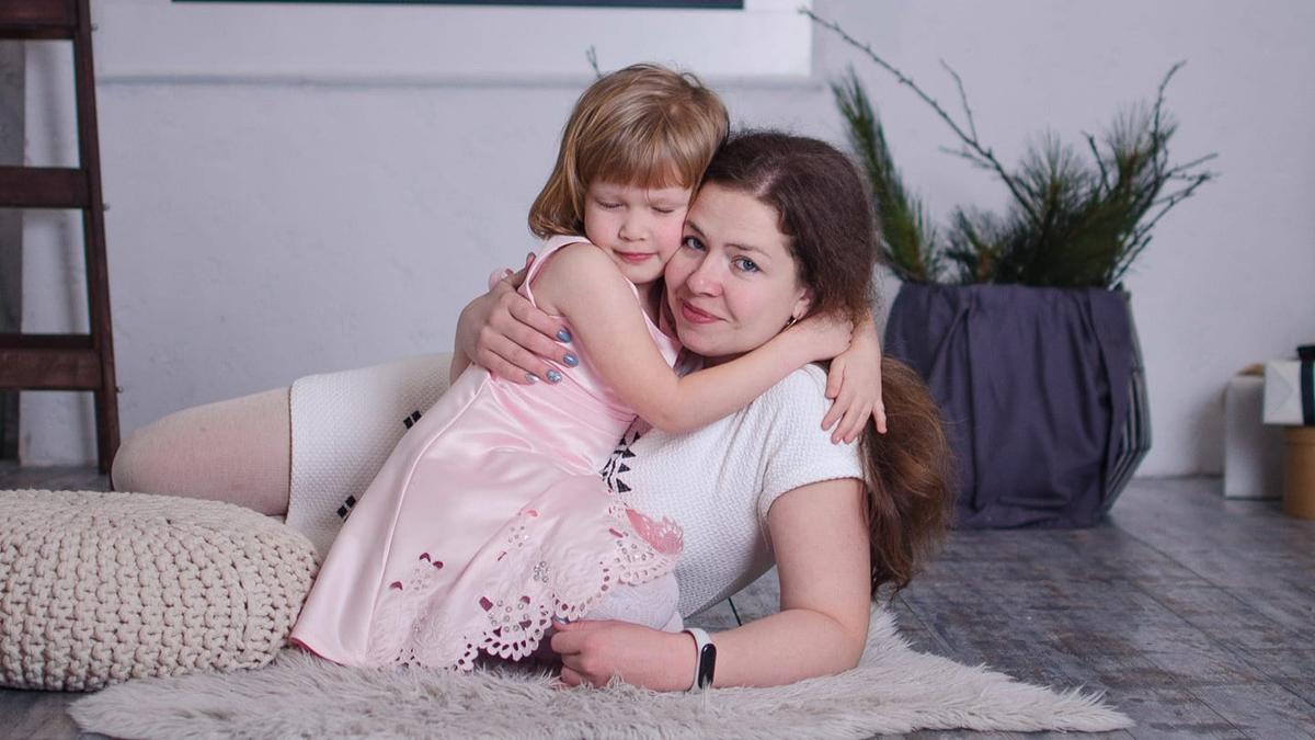 «Она упала, и начало литься очень много крови в области животика…»