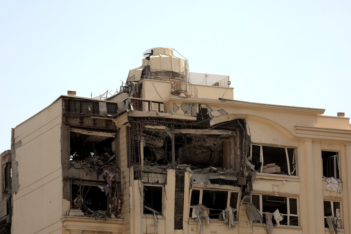 Повреждённое здание, по которому были нанесены израильские авиаудары на севере Тегерана, 13 июня 2025 года. Фото: Abedin Taherkenareh / EPA