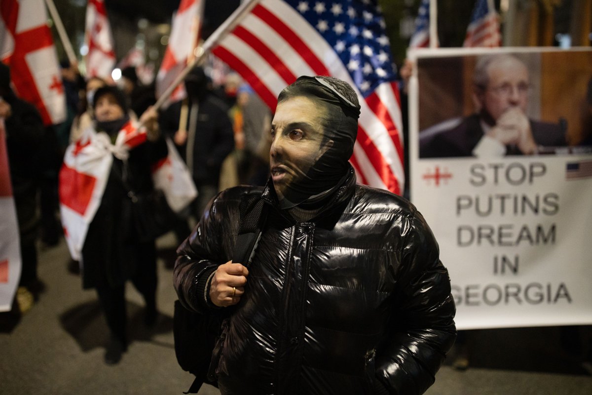 Участник митинга в поддержку закона Megobari в маске с изображением Иванишвили, 22 марта 2025 года. Фото: Sébastien Canaud / NurPhoto / Shutterstock / Rex Features / Vida Press