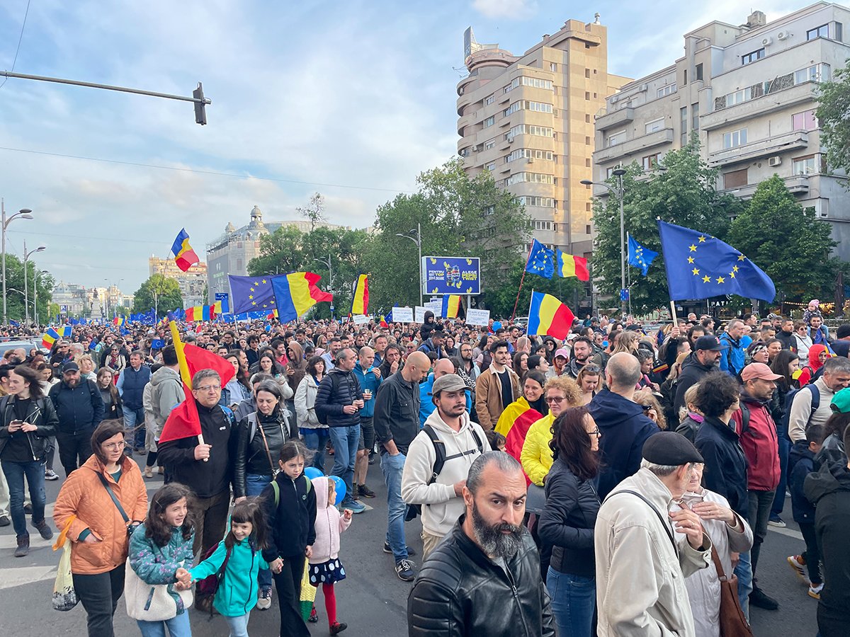 Люди на митинге. Фото: Илья Азар