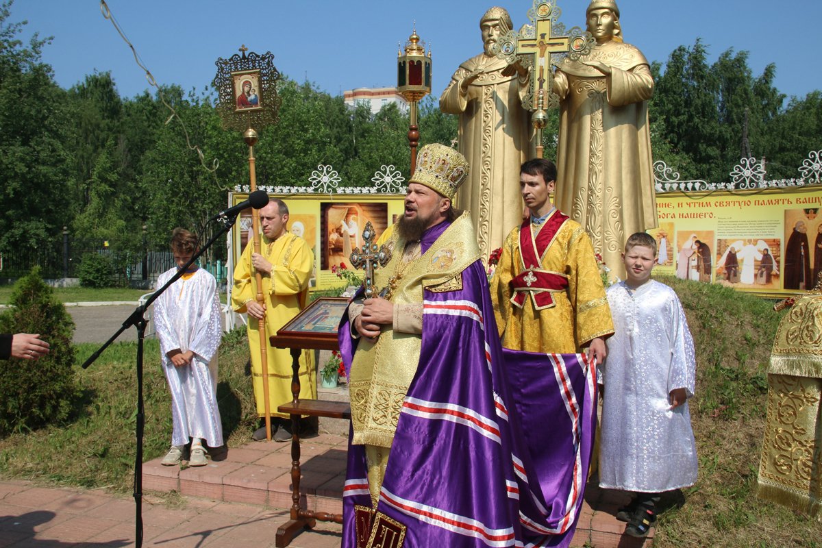Богослужение у памятника святым Петру и Февронии на территории Свято-Стефановского собора. Фото с личной страницы Питирима в  VK