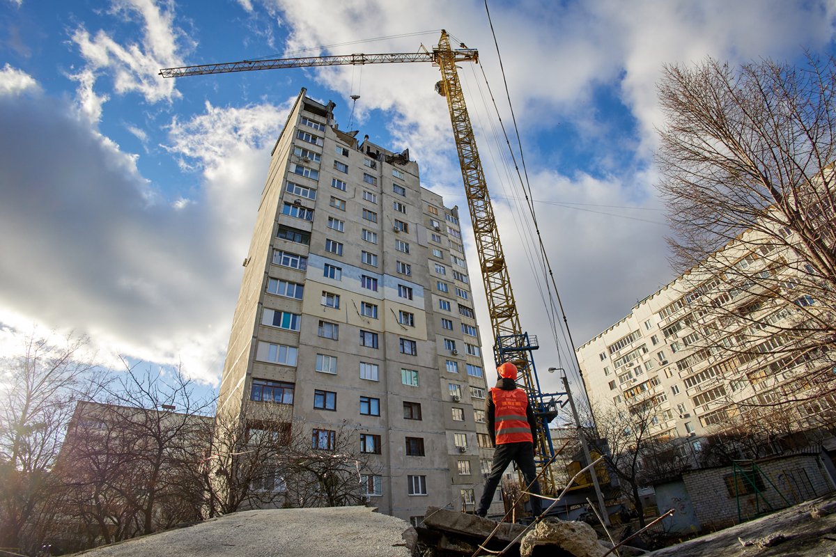 Рабочие восстанавливают повреждённый жилой дом в Харькове, Украина, 14 ноября 2022 года. Фото: Sergey Kozlov / EPA