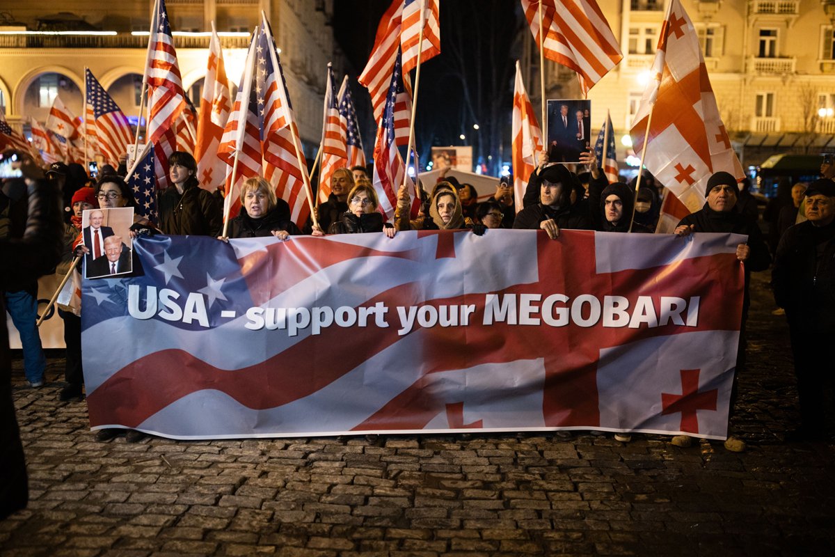 Участники митинга выступающие в поддержку законопроекта Megobari, 22 марта 2025 года. Фото: Sébastien Canaud / NurPhoto / Shutterstock / Rex Features / Vida Press