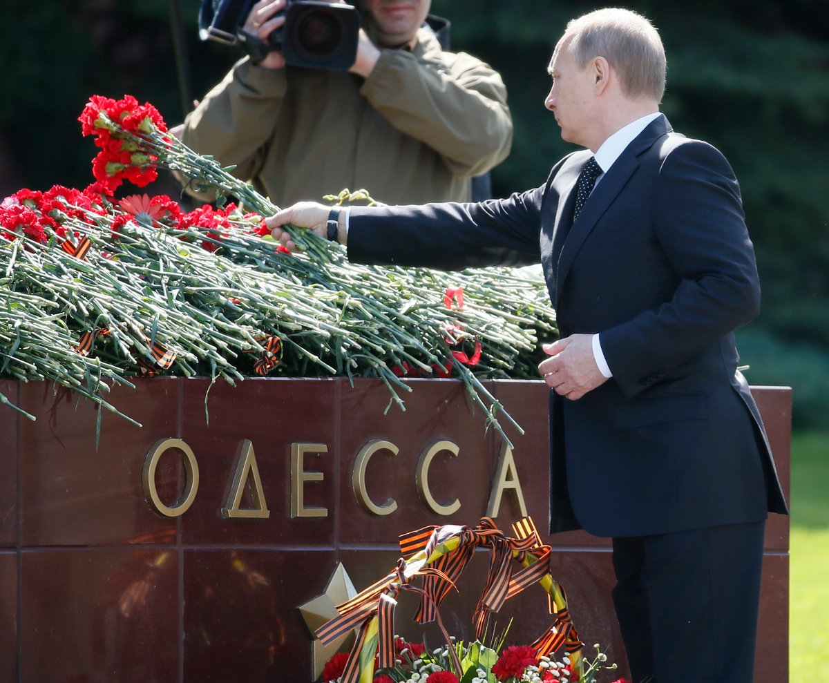 Владимир Путин во время церемонии возложения венков к Могиле Неизвестного Солдата у Кремля, Москва, 8 мая 2014 года. Фото: Юрий Кочетков / EPA