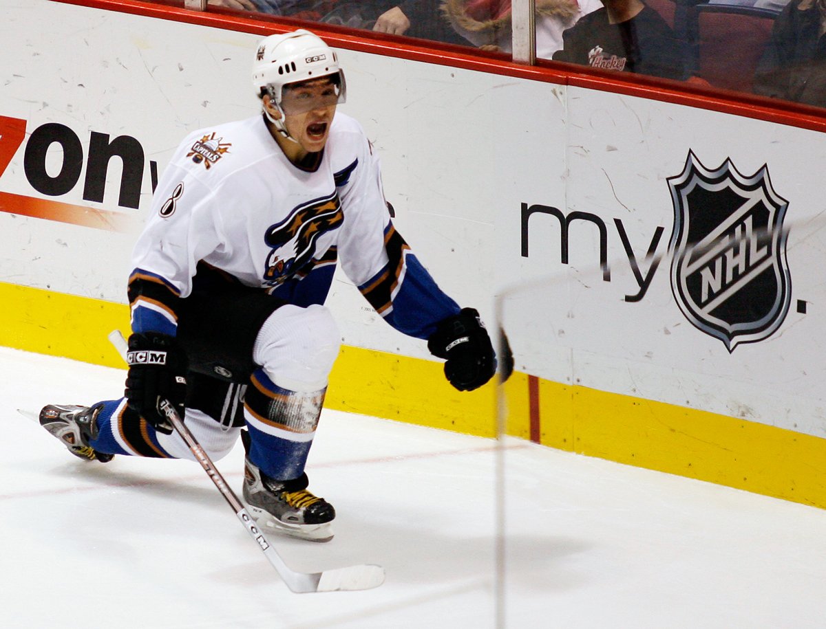 Александр Овечкин после заброшенной шайбы в ворота New Jersey Devils в первом периоде матча НХЛ, Ист-Ратерфорд, Нью-Джерси, 28 декабря 2005 года. Фото: Ray Stubblebine / Reuters / Scanpix / LETA